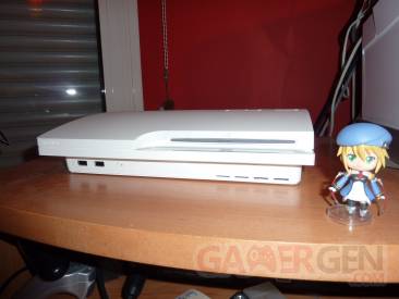 ps3 slim blanche_ps3_classic_white_pictures_081111_09
