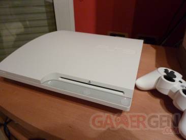 ps3 slim blanche_ps3_classic_white_pictures_081111_11