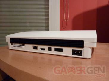 ps3 slim blanche_ps3_classic_white_pictures_081111_17